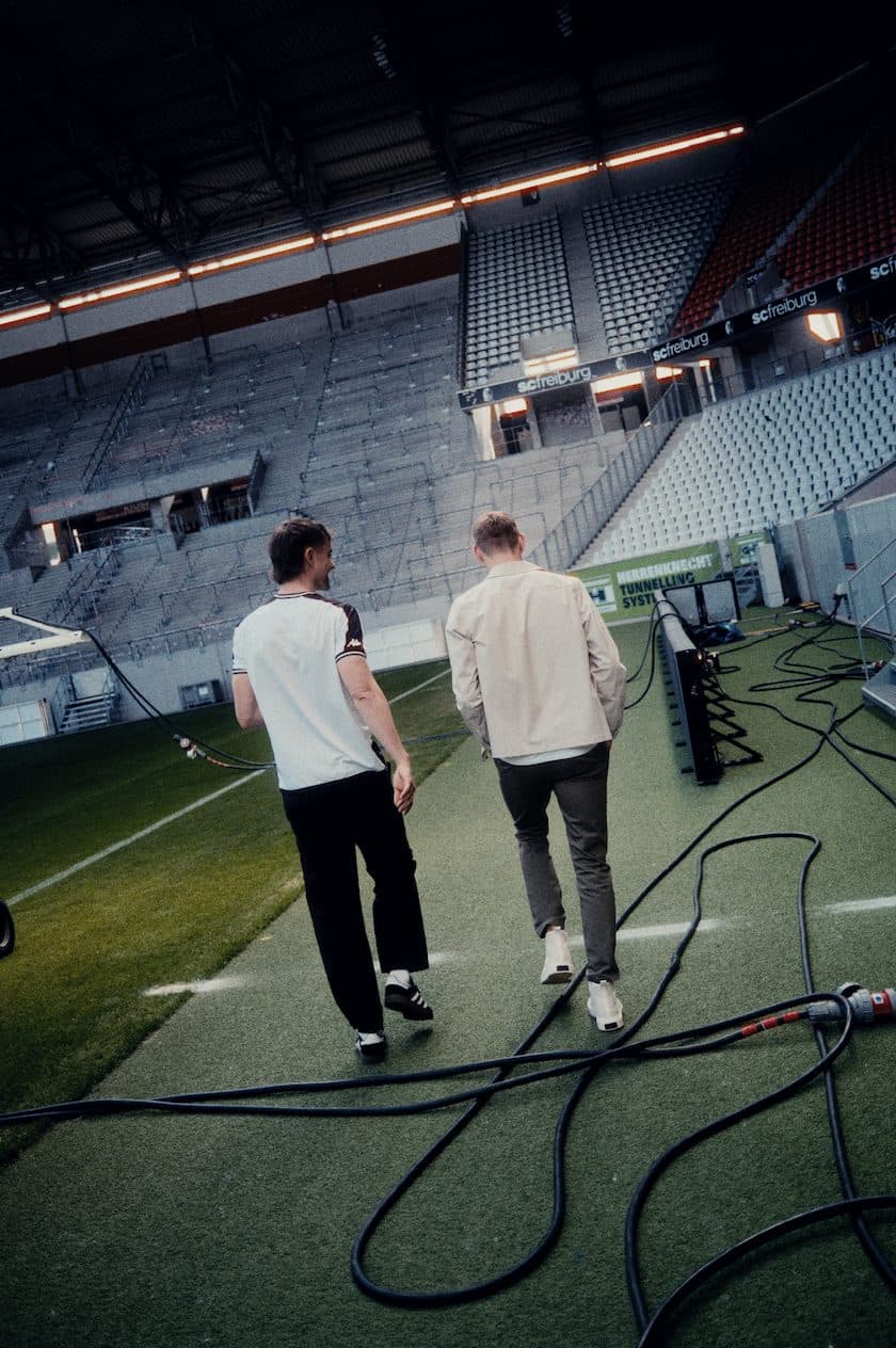 Auf dem Rasen im leeren Stadion